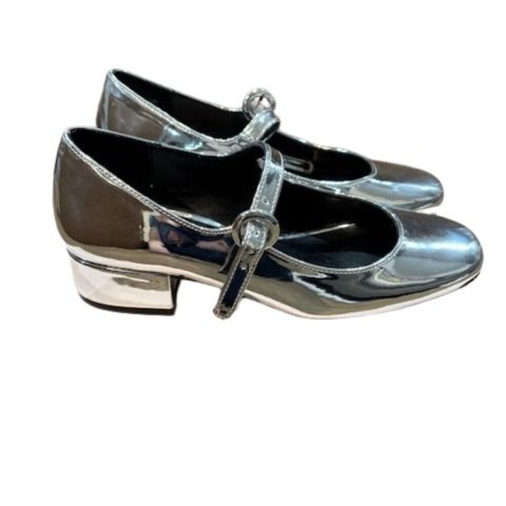 Steve Madden Silver “Spencir” Flats – Size 5.5